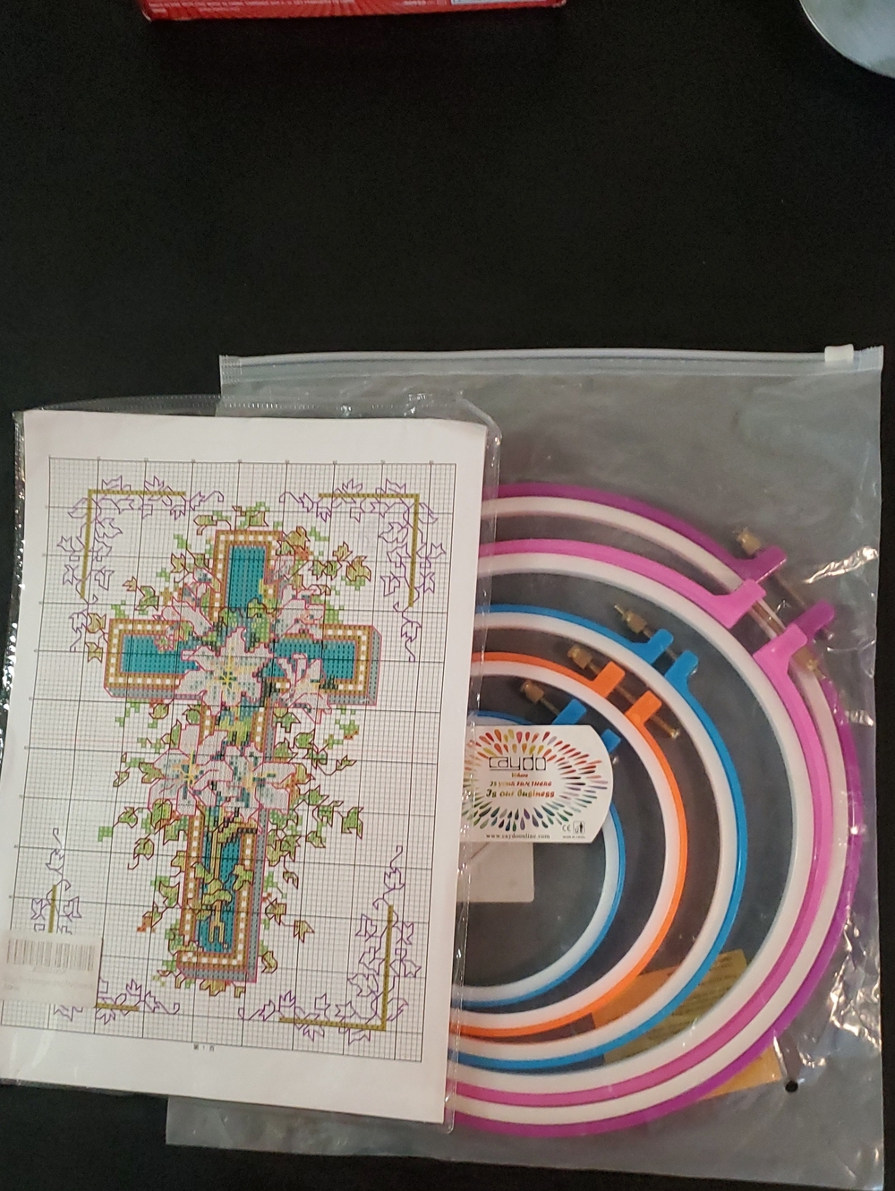 Cross pattern cross stitch with 5 plastic hoops